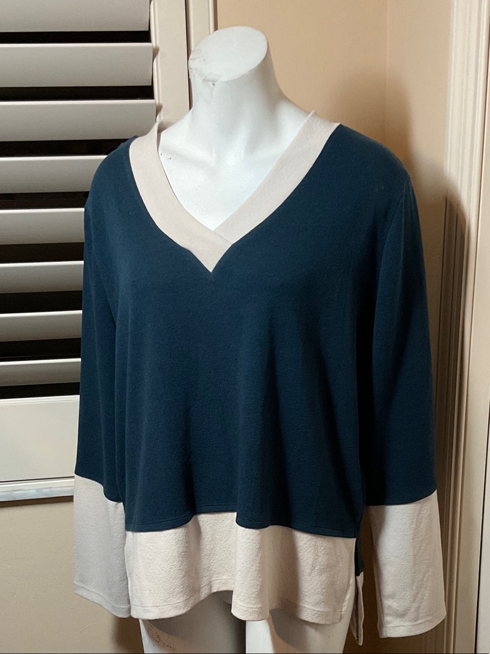 CLARA SUNWOO Teal and Cream V-Neck Colorblock Sweater. 1X